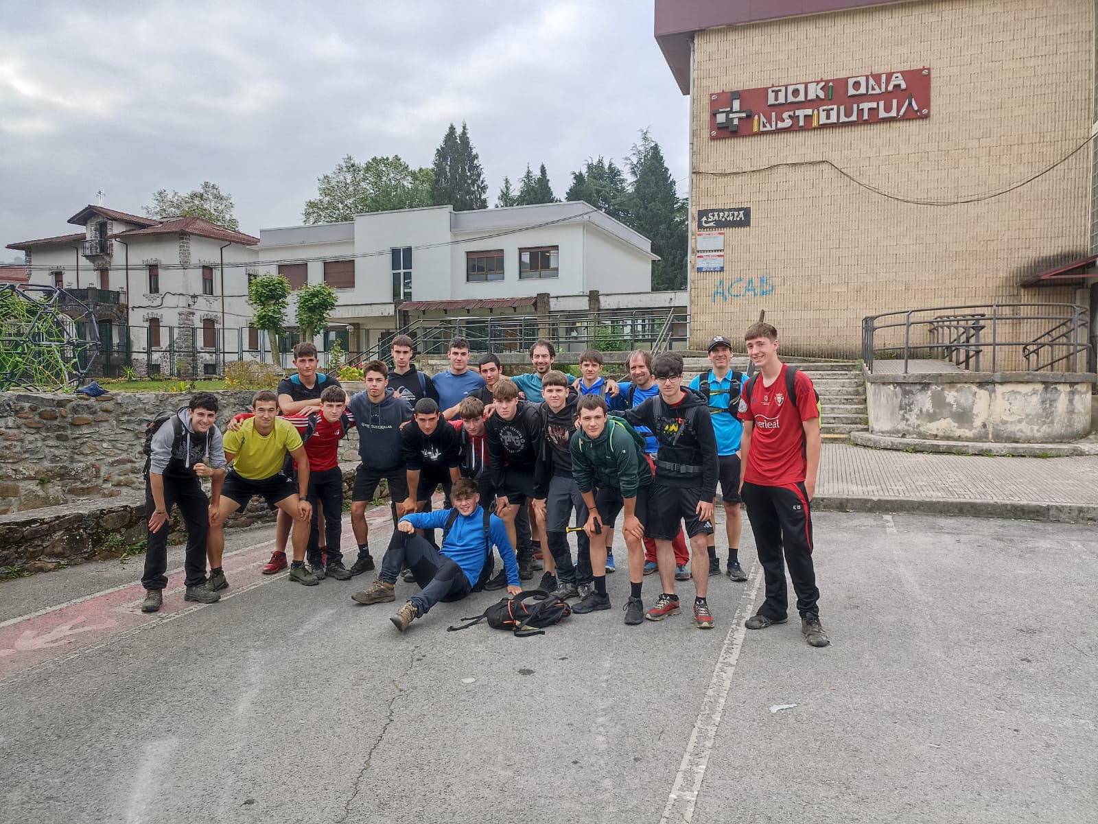 Alumnos del Ciclo de Conducción de Medio Natural y Ocio balizando rutas en colaboración con el Ayuntamiento de Bera